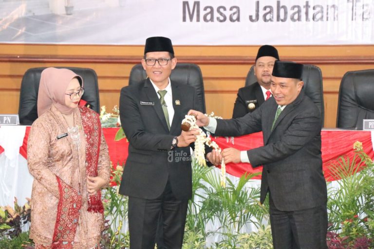 Rapat Paripurna Perdana, Abdullah Hamdi Ditunjuk Jadi Ketua DPRD Gresik Sementara Ketua DPRD Gresik 2019-2024 Much. Qodir menyerahkan palu sidang ke Ketua DPRD Gresik sementara Abdullah Hamdi dan Wakil Ketua DPRD Nur Saidah. (Foto: Ist/Infogresik)