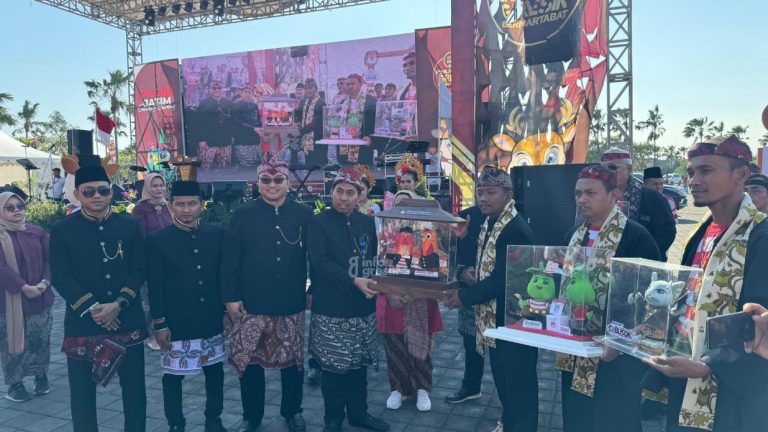 Suasana penyerahan maskot Pilkada di GKB Convex. (Foto: Muhammad Irwan/Infogresik)