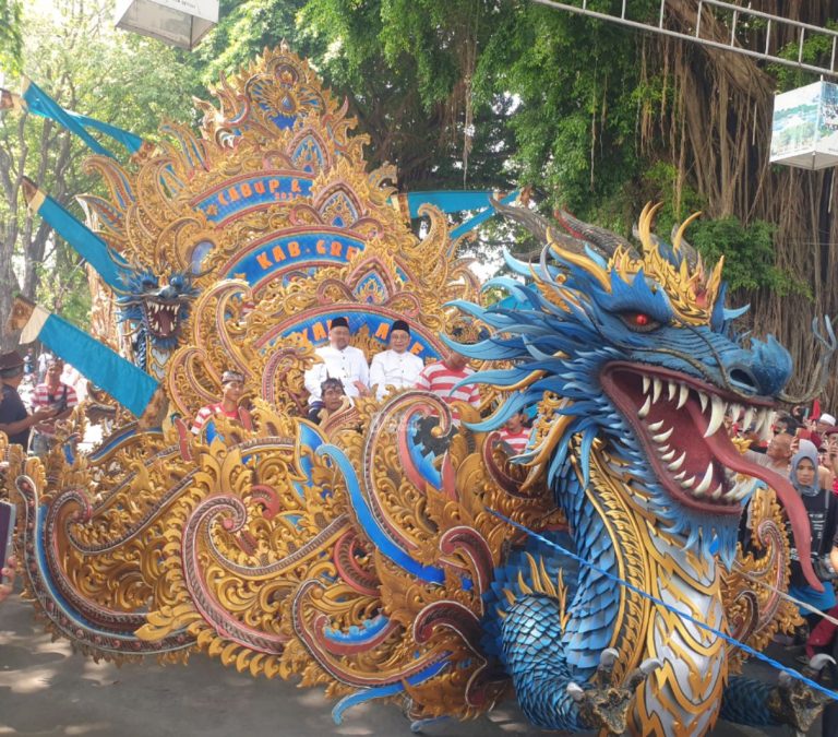 Cabup-Cawabup Gresik Fandi Akhmad Yani dan dr. Asluchul Alif menaiki mobil hias menuju Kantor KPU Gresik. (Foto: Khanif Rosidin/Infogresik)