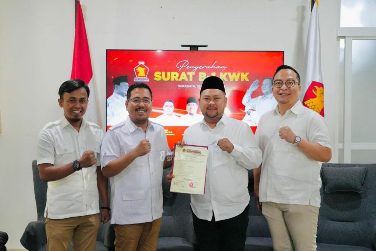 Ketua DPD Partai Gerindra Jatim Anwar Sadad saat menyerahkan Surat Rekomendasi kepada Cabup-Cawabup Gresik Fandi Akhmad Yani dan dr. Asluchul Alif di Kantor DPD Partai Gerindra Jatim. (Foto: Ist/Infogresik)