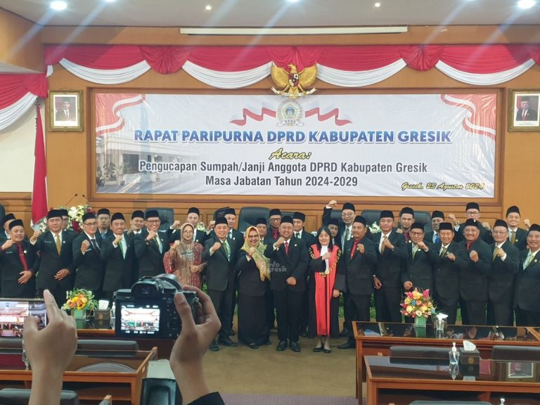 50 Anggota DPRD Gresik Periode 2024-2029 Dilantik, 20 Orang Diantaranya Wajah Baru Prosesi foto bersama anggota DPRD Gresik periode 2024-2029 didampingi Bupati-Wakil Gresik Fandi Akhmad Yani-Aminatun Habibah. (Foto: Khanif Rosidin/Infogresik)