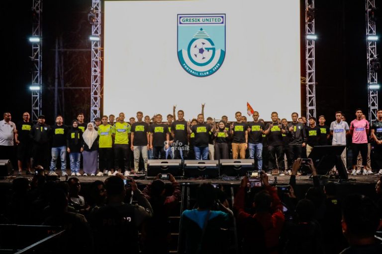 Pengenalan pemain Gresik United saat soft opening revitalisasi Stadion Gejos. (Foto: Ist/Infogresik)