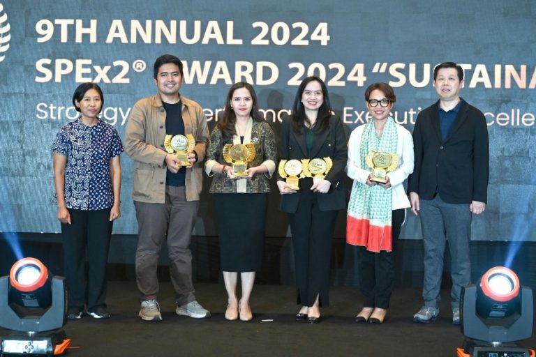 SVP Sustainability Office SIG, Johanna Daunan (kedua kanan) bersama penerima penghargaan pada ajang The 9th Annual SPEx2 Award 2024 di Four Seasons Hotel, Jakarta. (Foto: Ist/Infogresik)