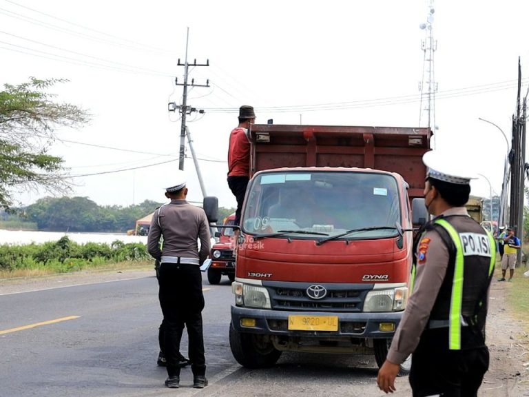 Petugas Satlantas Polres Gresik saat melakukan penindakan terhadap sopir dumptruk bermuatan tanpa penutup terpal. (Foto: Ist/Infogresik)