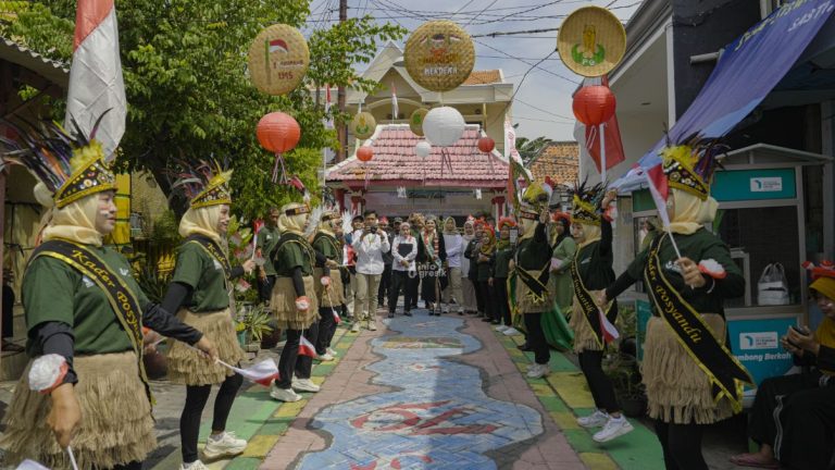 Semarak Kemerdekaan, Petrokimia Gresik Gelar Lomba Kebersihan Lingkungan Proses penjurian Lomba Kebersihan Lingkungan Lestari Bumi yang diselenggarakan Petrokimia Gresik untuk Desa/Kelurahan sekitar Perusahaan. (Foto: Ist/Infogresik)