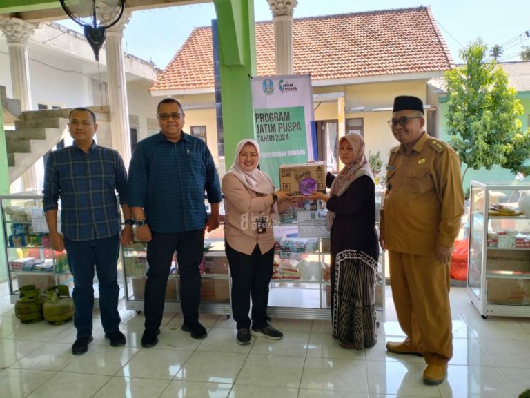 Salah satu warga Desa Mojopetung Kecamatan Dukun saat menerima bantuan modal usaha. (Foto: Ist/Infogresik)