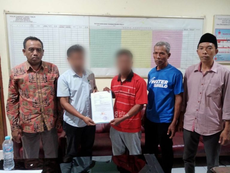 Sempat Dikira Maling dan Diarak, Keluarga Pasangan Selingkuh di Desa Lasem Sidayu Akhirnya Berdamai Kedua keluarga pasangan selingkuh di Desa Lasem, Kecamatan Sidayu dengan didampingi Kepala Desa setempat saat berdamai di Polsek Sidayu. (Foto: Ist/Infogresik)