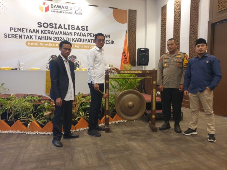 Koordinator Divisi Penanganan Pelanggaran dan Data Informasi Bawaslu Gresik Rozikin (baju putih) didampingi Kordiv Pencegahan Parmas Humas Bawaslu Gresik Habibur Rohman, perwakilan Polres Gresik dan KPU Gresik saat kegiatan sosialisasi. (Foto: Khanif Rosidin/Infogresik)