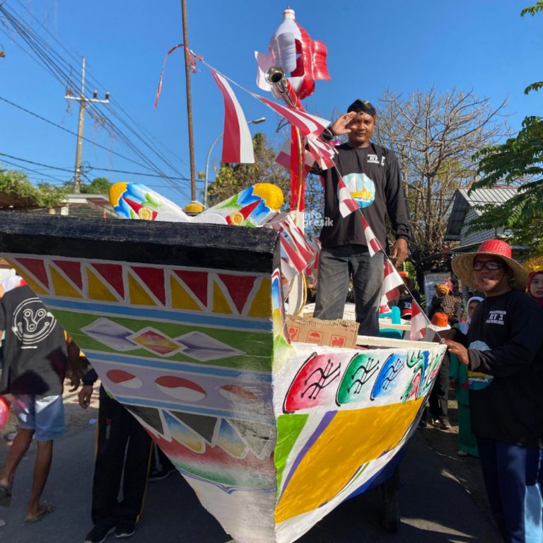 Replika perahu nelayan buatan warga RT 03 Dusun Asemmanis yang menjadi Juara 1 Karnaval Desa Ngawen. (Foto: Khanif Rosidin/Infogresik)