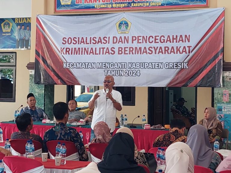 Pengurus KWG Adi Agus Santoso saat memberikan materi jurnalistik kepada Kades beserja jajarannya. (Foto: Ist/Infogresik)