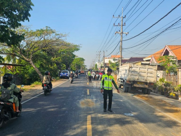 Petugas Satlantas Polres Gresik saat olah TKP kecelakaan yang melibatkan dumptruk dengan truk di Jl. Raya Desa Tambak Beras Cerme. (Foto: Ist/Infogresik)