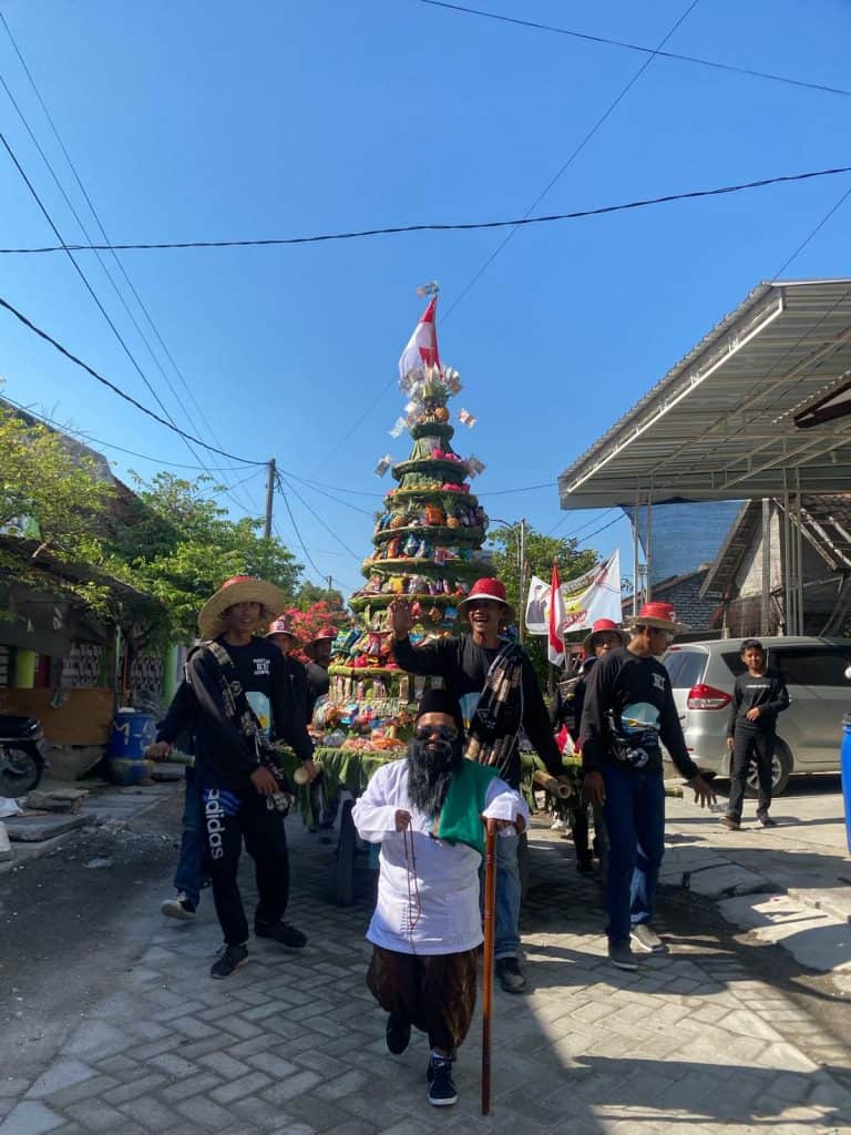 Warga RT 3 Dusun Asemmanis saat membawa tumpeng hasil laut dan bumi. (Foto: Khanif Rosidin/Infogresik)