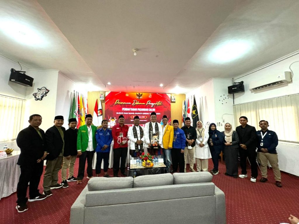 Pasangan Cabup-Cawabup Gresik Fandi Akhmad Yani dan dr. Asluchul Alif didampingi seluruh ketua partai di Gresik mendaftar di KPU Gresik. (Foto: Khanif Rosidin/Infogresik)