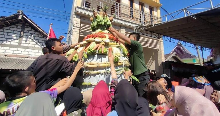 Warga Desa Cagak Agung Kecamatan Cerme saat berebut tumpeng isi sayuran dan buah. (Foto: Ist/Infogresik)