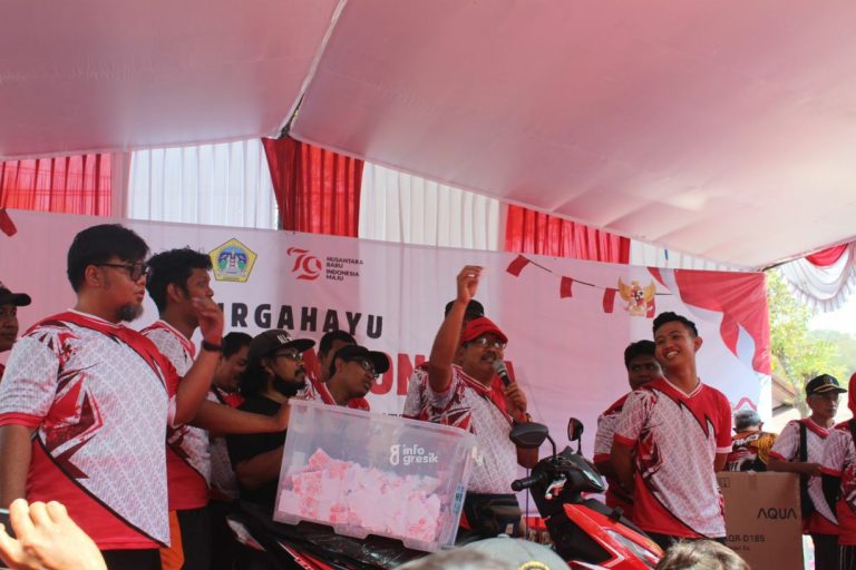 Proses pengundian kupon hadiah sepeda motor saat jalan sehat di Desa Randuagung, Kecamatan Kebomas. (Foto: Ist/Infogresik)
