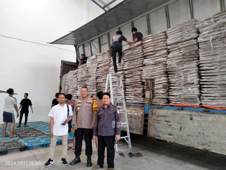 Ketua KPU Gresik Akhmad Taufik didampingi Bawaslu Gresik Robbah Khunaifih dan AKP Chakim Amrullah Kabag Ops Polres Gresik saat pengawasan logistik kotak suara. (Foto: Ist/Infogresik)