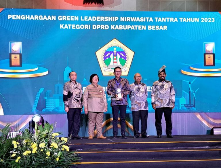 Usung 5 Isu Lingkungan Perkotaan, Kabupaten Gresik Raih Penghargaan Green Leadership Nirwasita Tantra KLHK Menteri Lingkungan Hidup dan Kehutanan (LHK) Siti Nurbaya saat memberikan penghargaan Green Leadership Nirwasita Tantra periode Tahun 2023 kepada Ketua DPRD Gresik sementara Abdullah Hamdi di Jakarta. (Foto: Ist/Infogresik)