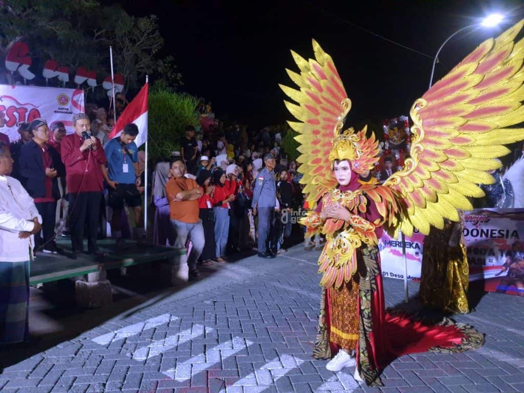 Ketua BPD Morobakung Muhammad Zainudin beserta jajaran saat melepas peserta karnaval. (Foto: Khanif Rosidin/Infogresik)