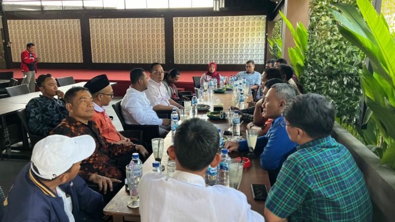 Suasana saat pertemuan Cabup-Cawabup Gresik Fandi Akhmad Yani dan dr. Asluchul Alif dengan Pengurus Partai Non Parlemen. (Foto: Ist/Infogresik)