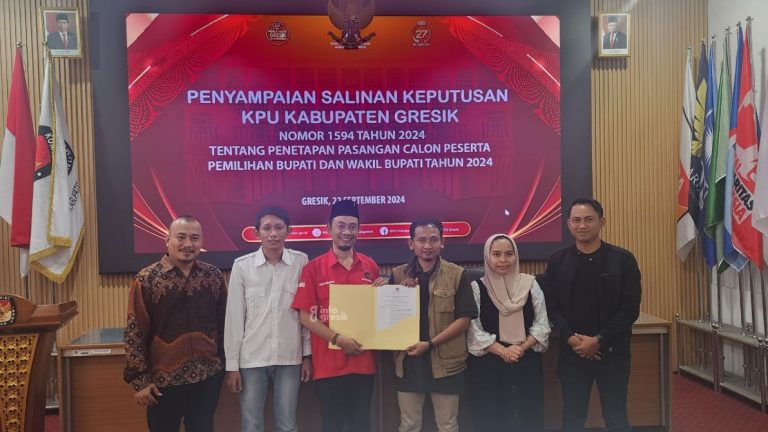 KPU Gresik Resmi Tetapkan Yani-Alif Jadi Peserta Pilkada, Besok Nomer Urut Diundi Ketua KPU Gresik Ahmad Taufik didampingi komisioner menyerahkan salinan keputusan penetapan paslon pemilihan Bupati dan Wakil Bupati kepada perwakilan paslon Yani-Alif (Foto: Ist/Infogresik)