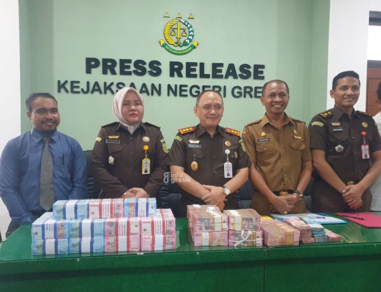 Kajari Gresik Nana Riana (tengah) beserta jajarannya didampingi Sekretaris Inspektorat Gresik Jonatan dan pengacara Rizal Hariyadi(paling kiri). (Foto: Khanif Rosidin/Infogresik)