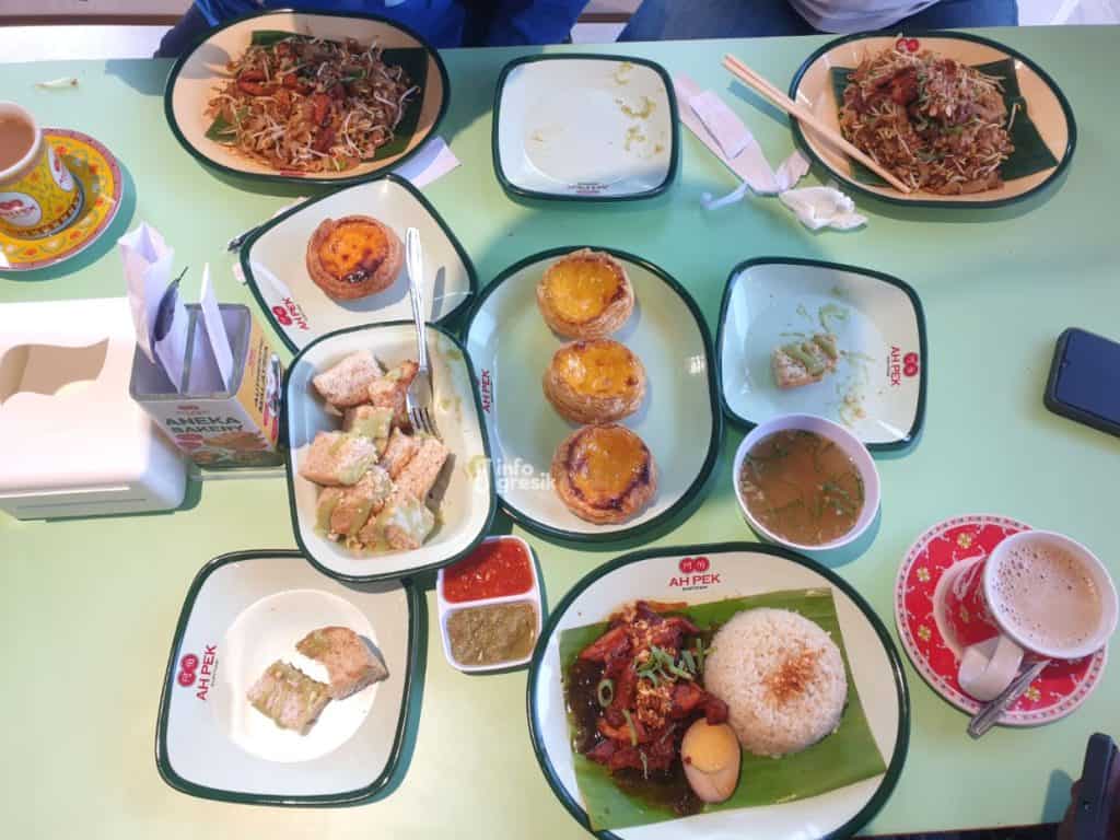Aneka menu di AH Pek Kopitiam Gressmall. (Foto: Khanif Rosidin/Infogresik)
