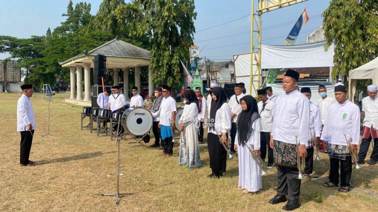 Camat Sidayu Suwartono saat memberi arahan ke pengiring lagu Upacara Hari Santri. (Foto: Ist/Infogresik)