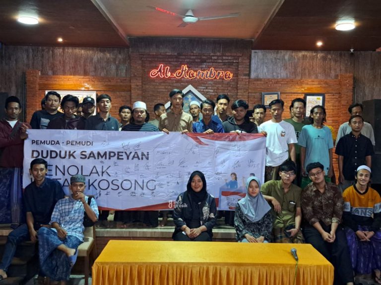 Aliansi Pemuda Pemudi Duduksampeyan Gelar Deklarasi Menolak Memilih Kotak Kosong Para Aliansi Pemuda Pemudi Duduksampeyan saat deklarasi tolak memilih kotak kosong. (Foto: Ist/Infogresik)