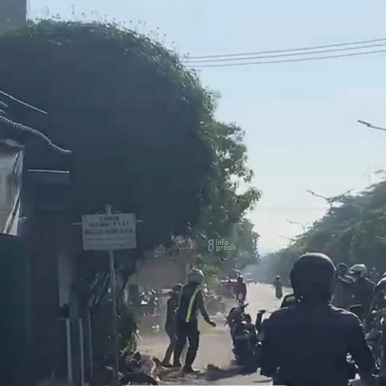 Suasana duel polisi cepek di Jalan Raya Dr Wahidin Sudirohusodo Gresik. (Foto: Ist/Infogresik)