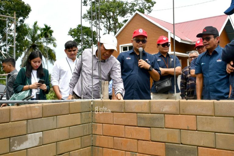 Direktur Utama BTN Nixon L.P. Napitupulu (ketiga kiri) saat meninjau langsung rumah yang dibangun dengan precise interlock brick bersama Direktur Utama SIG Donny Arsal (kanan) di Sulthan Residence, Kabupaten Pasaman Barat, Sumatra Barat. (Foto: Ist/Infogresik)