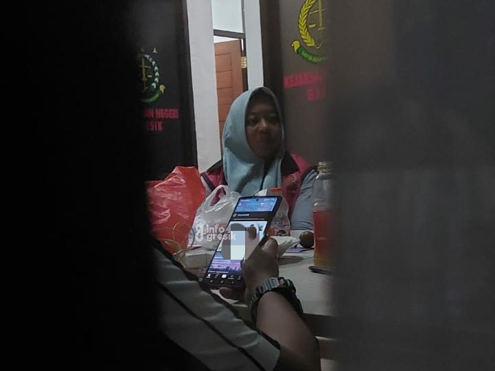 Terlibat Korupsi Dana Hibah, Kabid Koperasi dan UKM Diskoperindag Gresik Ditahan Kabid Koperasi dan UKM Diskoperindag Gresik Fransiska Dyah Ayu Puspitasari saat menjalani pemeriksaan di Kejari Gresik. (Foto: Ist/Infogresik)