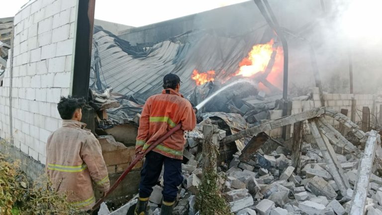 Kena Rembetan Api Lahan Kosong, Gudang Daur Ulang Plastik di Desa Kesamben Wetan Driyorejo Terbakar Petugas Damkarla Gresik saat memadamkan api di gudang daur ulang plastik UD Devi Diki milik Choirul Machmud di Desa Kesamben Wetan Rt 13 Rw 2, Kecamatan Driyorejo, Kabupaten Gresik. (Foto: Ist/Infogresik)