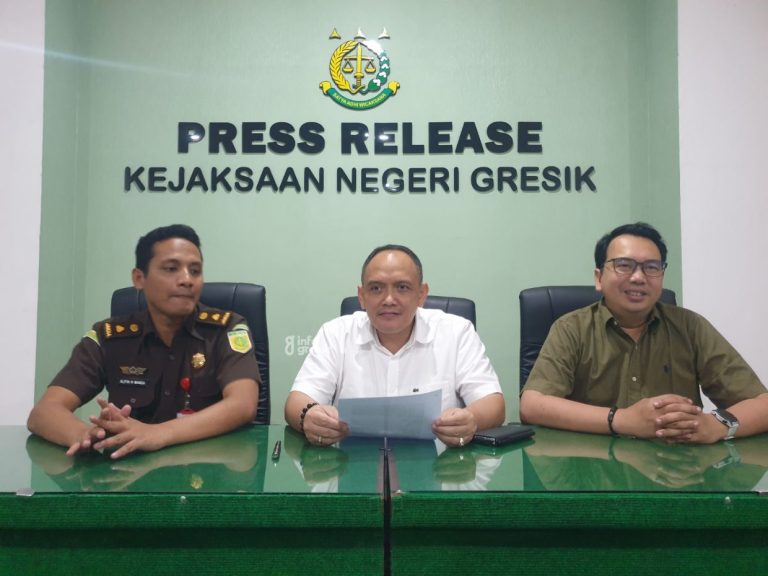 Kajari Gresik Nana Riana (tengah) beserta jajarannya saat press release beberapa waktu lalu. (Foto: Khanif Rosidin/Infogresik)