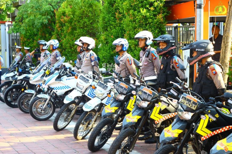 Petugas Polres Gresik saat apel Operasi Zebra Semeru 2024 di Mapolres Gresik. (Foto: Ist/Infogresik)