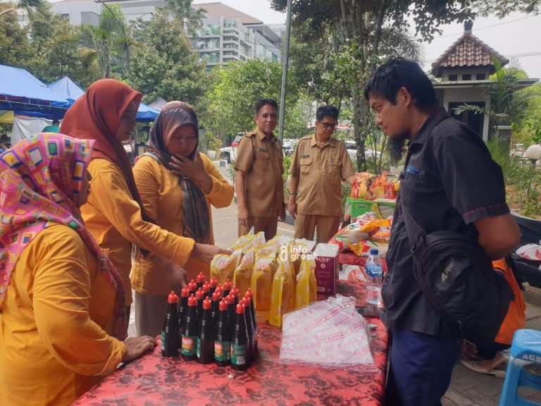 Para warga saat berbelanja di bazar Gerakan Pangan Murah Dispertan Gresik. (Foto: Khanif Rosidin/Infogresik)