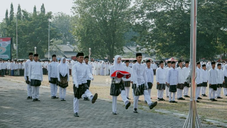 Suasana Upacara Hari Santri di Alun-alun Sidayu. (Foto: Ist/Infogresik)