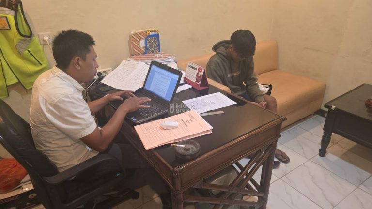 Tersangka ML saat diperiksa petugas Satrekrim Polres Gresik. (Foto: Ist/Infogresik)