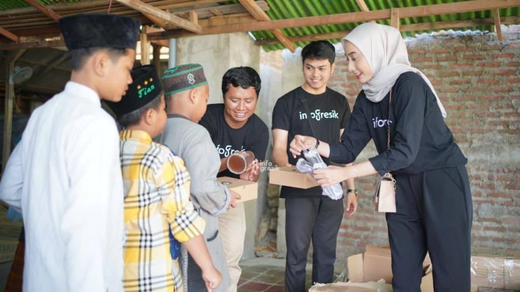 Tim Infogresik saat menyerahkan makanan dan minuman untuk para santri Ponpes Salafiyah Nurul Ulum. (Foto: Jedi/Infogresik)
