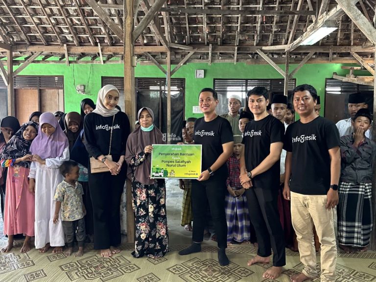 Penuh Kesederhanaan, Infogresik Rayakan Ulang Tahun ke-14 Bareng Santri Ponpes Salafiyah Nurul Ulum Kebomas Penyerahan bantuan secara simbolis oleh CEO Infogresik Muhammad Irwan kepada perwakilan pengurus Ponpes Salafiyah Nurul Ulum, Anis Rohimatul Laila. (Foto: Jedi/Infogresik)
