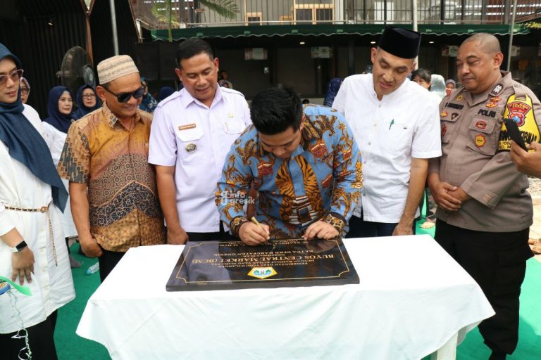 Resmikan BCM, Ketua DPRD Gresik Sebut Ini Bakal Jadi Penunjang Kemandirian Desa Yosowilangun Ketua DPRD Gresik M. Syahrul Munir saat meresmikan Buyos Central Market di Desa Yosowilangun. (Foto: Ist/Infogresik)