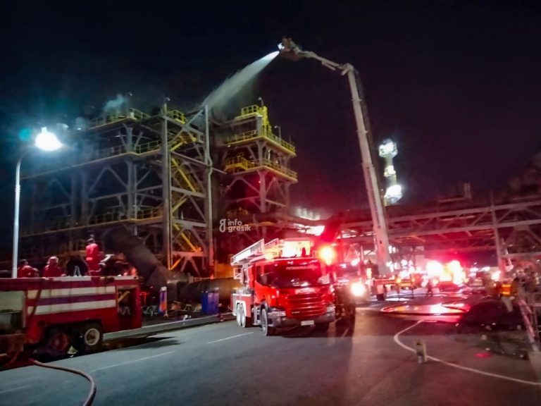 Kirimkan Mobil Bronto Skylift, Petrokimia Gresik Bantu Padamkan Kebakaran di Freeport Suasana saat mobil bronto skylift milik Petrokimia Gresik memadamkan api di Smelter PTFI. (Foto: Ist/Infogresik)