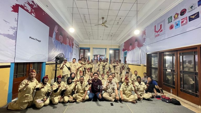 Pengurus PPIR Gresik berfoto bersama Bacabup Gresik Asluchul Alif dan Wakil Ketua DPRD Gresik Lutfi Dhawam. (Foto: Khanif Rosidin/Infogresik)