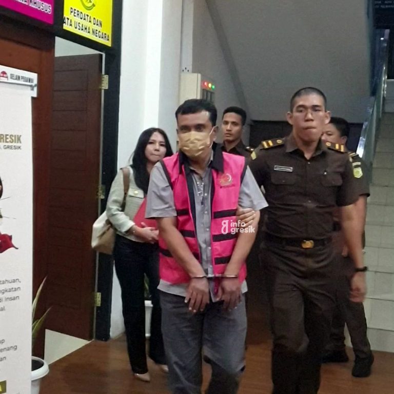 Tersangka Joko Pristiwanto saat dibawa petugas Kejari Gresik menuju Rutan Banjarsari. (Foto: Khanif Rosidin/Infogresik)