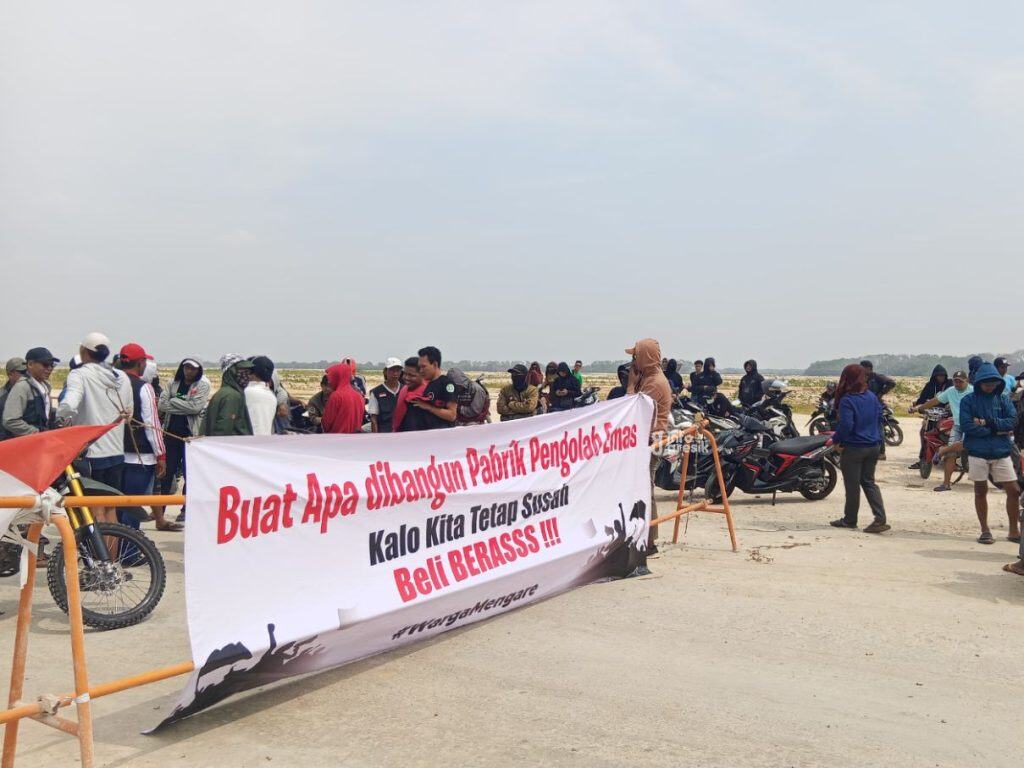 Warga Mengare memasang spanduk protes di Pabrik Smelter PTFI. (Foto: Ist/Infogresik)
