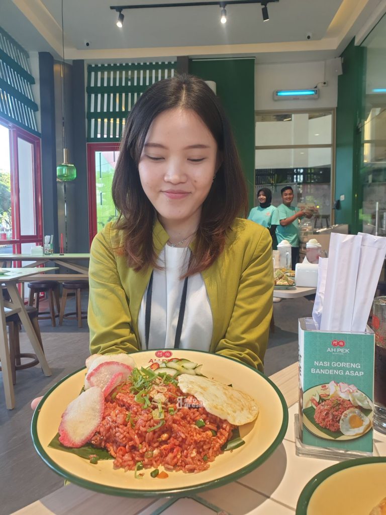 Dibuka Hari Ini, AH Pek Kopitiam Gressmall Tawarkan Kopi Mentega hingga Nasi Goreng Bandeng Asap Nasi goreng bandeng asap khas Gresik jadi salah satu menu andalan di AH Pek Kopitiam Gressmall Gresik. (Foto: Khanif Rosidin/Infogresik)