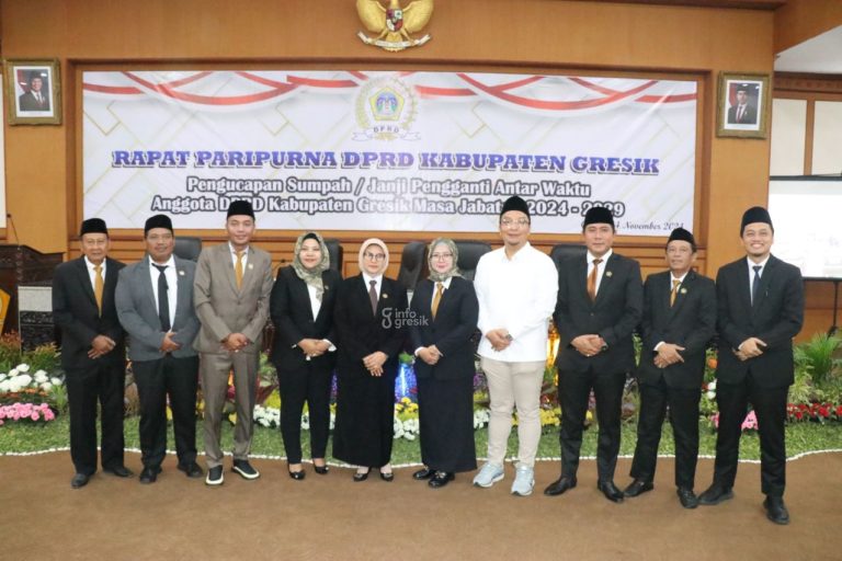 Wahidatul Husnah (kelima dari kiri) bersama Anggota DPRD Gresik Fraksi Gerindra dan Ketua DPC Partai Gerindra Gresik dr. Asluchul Alif usai pelantikan. (Foto: Ist/Infogresik)