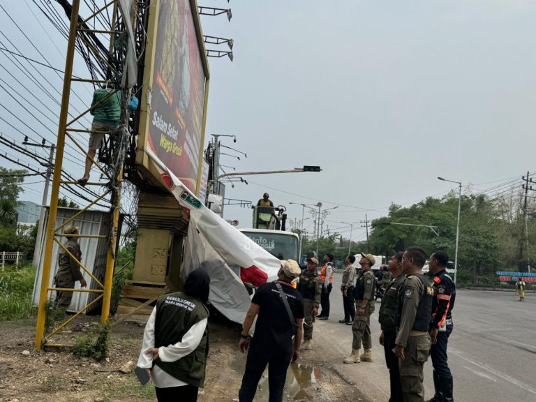 Bawaslu Gresik bersama petugas gabungan saat melakukan penertibkan APK. (Foto: Ist/Infogresik)