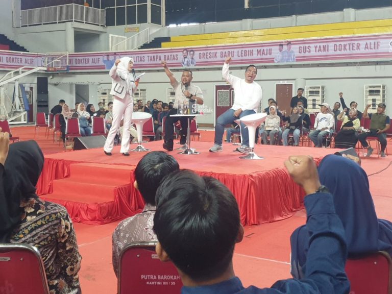 Pasangan Cabup dan Cawabup Gresik Fandi Akhmad Yani-dr. Asluchul Alif saat dialog dengan ratusan pemuda di WEP. (Foto: Khanif Rosidin/Infogresik)