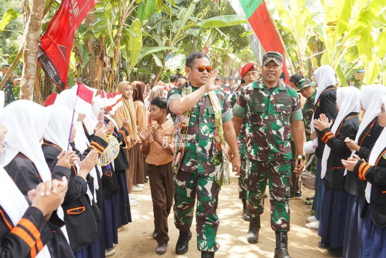 Kepala Staf Angkatan Darat (Kasad) Jenderal TNI Maruli Simanjuntak bersama Dandim Gresik Letkol Inf. Ahmad Saleh Rahanar saat hendak meninjau program pipanisasi. (Foto: Ist/Infogresik)