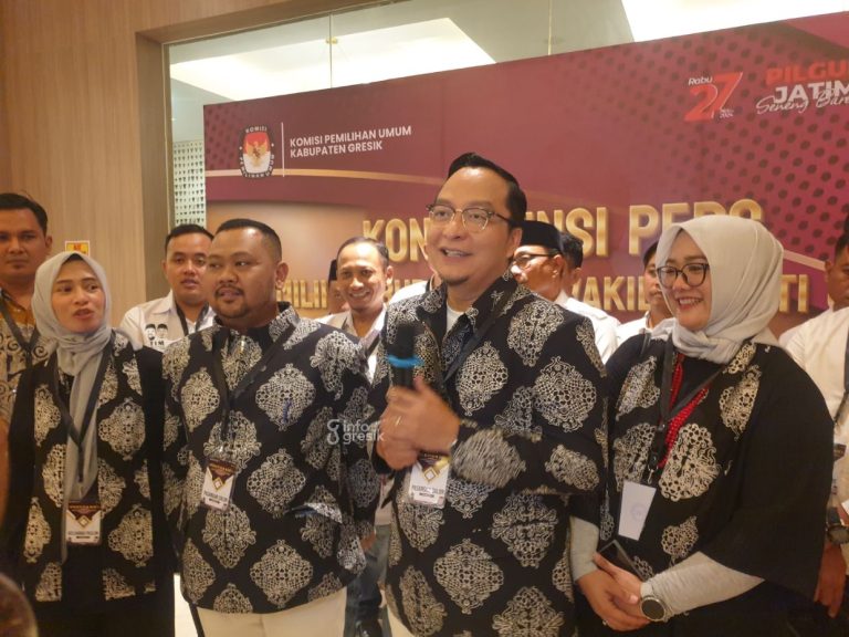Paslon Yani-Alif didampingi istri dan para pendukung saat menyampaikan program usai debat. (Foto: Khanif Rosidin/Infogresik)